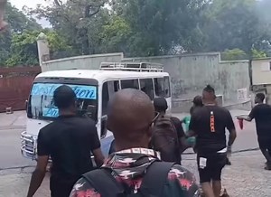 Nan Manifestation kitap fèt jodia sou #Bourdon an kont #CPT a plizyè sitwayen manke pèdi lavi yo 👀👀kote militan yodi yo pwal boule bus la ak tout Moun ladanl sa te kreye gwo #panik | Withboy HAÏTI