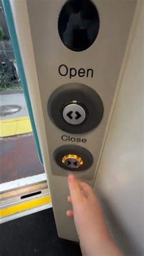 Gatwick Express Class 387 doors open and close at Woolston