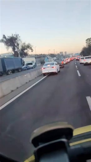Cultura vial en Chile. Despeje automático de la ruta cuando una ambulancia viene en camino. Esto nos hace diferentes a muchos otros países donde ni siquiera respetan el disco PARE ni el paso de cebra ! 👏🏻👏🏻👏🏻👏🏻 🇨🇱