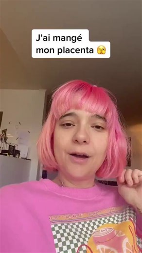 Elle a bouffé son placenta et ... ... le résultat dans la vidéo de droite  ... visiblement ça a fait autre chose que de lui changer sa couleur de cheveux  ... 🤣🤣🤣Bon d'un autre côté si personne ne le fait c'est qu'il y  avait une raison surement une raison🤣🤣🤣
