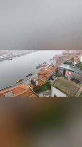 波尔图是葡萄牙第二大城市，雨中打卡杜罗河上路易一世大桥(与巴黎埃菲尔铁答同宗)。波尔图大教堂，始于12世纪,是这座“希最古老古迹之一。牧师搭，是波尔图最高的城市地标，圣灵教堂的青花瓷墙引人注目，欧洲自然景光不多，看的多是教堂和宫殿#葡萄牙波尔图#葡萄牙旅行 - 抖音
