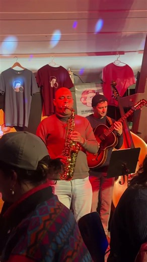 Blue Bossa - sax solo en Berna🇨🇭🎷 Latin Jazz 🔥 #saxophonist #sax #saxsolo