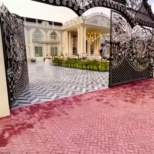 Luxury mansions in the world on Instagram: "Modern Mansion Architecture Trends 2025 🏡✨ 1. Minimalist Elegance 🩶🏠 – Clean lines, open layouts, and clutter-free luxury define today’s elite mansions. 2. Glass-Wall Designs 🪟🌅 – Floor-to-ceiling glass gives a panoramic view and fills spaces with natural light. 3. Smart Home Technology 🤖🔌 – AI-powered lighting, climate control, and voice-activated systems for ultimate comfort. 4. Sustainable Architecture 🌿🌞 – Solar panels, rainwater harvestin