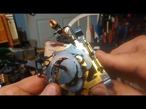 Fixing a cuckoo clock where the bird comes in and out of the door while it cuckoos 20220106 180627