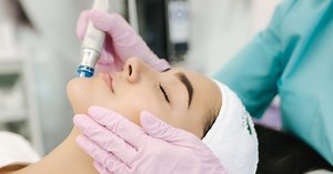 Dermapen, czyli urządzenie do mezoterapii mikroigłowej - efekty. Jak stosować dermapen?