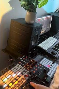 Live Loop Performance with Ableton Push 2 & Akai APC40MK2by Yuhan Liu (Claude Liu)