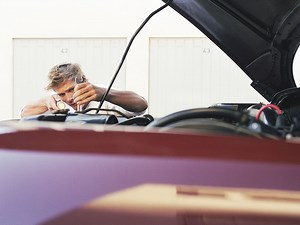 Ouvrir un capot de voiture sans tirette : comment faire ?