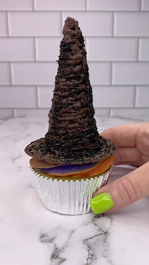 Chocolate witches hats 🧙🏼‍♀️🖤💚 💀👻🎃 How to make them💁🏼‍♀️🧙🏼‍♀️🖤🧙🏼‍♀️Wrap an ice cream cone in cling film. Drizzle over chocolate candy melts and add sprinkle sugar🧙🏼‍♀️Let it set, flip over and repeat 🧙🏼‍♀️Carefully remove the cone and cling film 🧙🏼‍♀️Pipe the bottom of the hat onto parchment paper.🧙🏼‍♀️ Put the two pieces together and let them set.🧙🏼‍♀️ Sit the hat onto of a coloured swirl of buttercream #cupcake #cakedecorating #cupcakehack #witch #cupcaketutorial #hallo