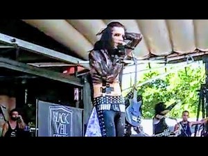 ANDY SIXX FALLS OFF STAGE (MONTRÉAL @ VANS WARPED TOUR)