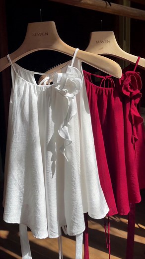 3.9M views · 3K reactions | Áo yếm Khánh Đan được cách điệu kiểu dáng yếm nhún xoè hiện đại, chi tiết kết hoa vải tạo sự nữ tính và kiều kì cho thiết kế, hiện đã có sẵn hai màu đỏ và trắng trên hệ thống Online và In-store ♥️懶 Inbox cho MAVEN để biết thêm thông tin về sản phẩm  #THEMAVEN #AODAI24 #SACSONCOLLECTION | The MAVEN | Facebook