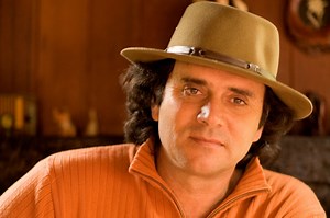 Almir Sater se apresenta nesta sexta (20) no Guairão