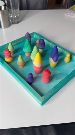 Lina | Lernen menschlich on Instagram: "Vorsicht: Suchtpotenzial 😅 Schon mein drittes Projekt – und ich lieb’s. Vor allem diese Dip-Dye-Version hier 🌈✨ So hab ich’s gemacht: Lebensmittelfarbe mit warmem Wasser mischen, einen kleinen Tropfen Essig dazu. Holzfiguren je nach gewünschter Farbintensität nur teilweise eintauchen (Dip Dye!) und/ oder 5-20 Minuten ziehen lassen. Rausnehmen, gut trocknen lassen – fertig 🌈 #holzfiguren #kleinkindbeschäftigung #kleinkindmama #mamatipps #mamavlogger #sos