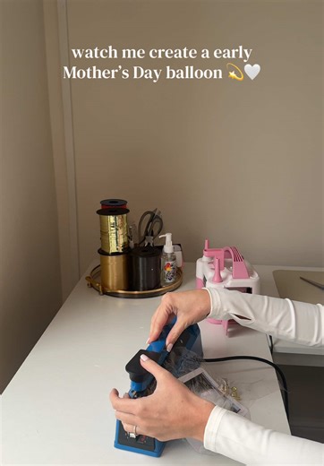 watch me create a early Mother’s Day balloon 💫🤍 #mothersday #mothersdayballoon #balloongift #boboballoon #balloondecor