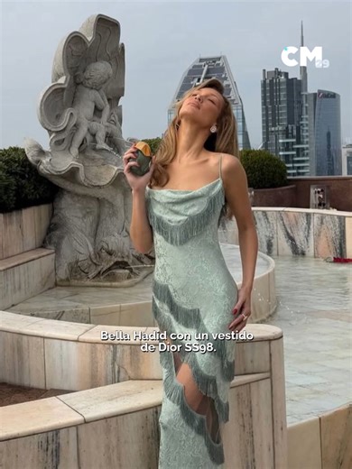 La modelo acudió al lanzamiento de Orebella en Milán con un vestido de Dior primavera-verano 1998,diseñado por John Galliano. Estilismo de Mini Cuttrell. #modaentiktok #fyp #fashiontiktok #dior #johngalliano #bellahadid