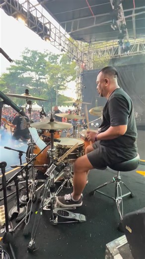 Ujang Rahmat on Instagram: "Mencoba ngecover lagu @terrorizerofficial fear of napalm @powerpunkofficial 🙏❤️✊🏻🥁 #Maendrum . Di video oleh : @redevor_"