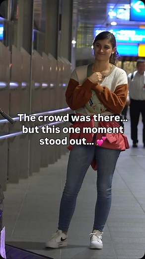 The crowd was enjoying the song, but one moment among them quietly stood out.. 🥰🙏 #fyp #busking #busker #becauseofyou #japan | Jude Pastor