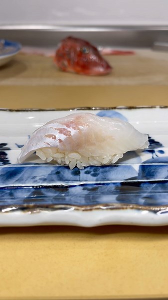 ほうぼうの握り。冬は脂がのってうまい。白身の寿司、何が好き？#寿司 #sushi #japanesefood #ほうぼう #おうちごはん