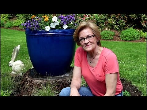 How to turn a tree stump into a centerpiece for the garden/Garden Style nw