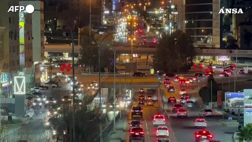 Giordania, il cielo sopra Amman illuminato dai missili degli attacchi dell'Iran