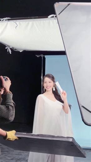 Hedy 海兒 on Instagram: "Working vlog 📸 . ps can anyone guess what I was trying to convey at 20sec? 🤣"