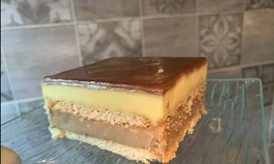 KOLAČ SA PUDINGOM I KEKSOM BEZ PEČENJA: Fantastična poslastica koja će svakoga oduševiti već na prvi zalogaj