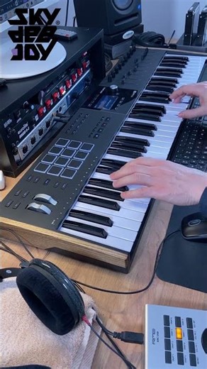 Retro Wave 80s Pop Synth | Live Studio Performance by Sky Dee Joy