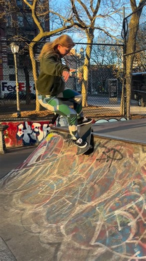 Stephanie Reid on Instagram: "skating = play time 😋 • 🎥 @backsideflipjo • #skatergirl #skatelikeagirl #skateboarding #nycskateboarding #lesskatepark"