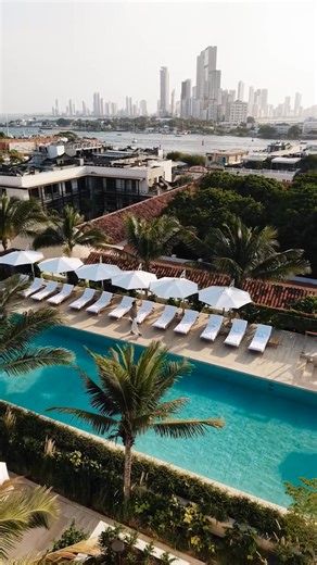 FOUR SEASONS HOTEL AND RESIDENCES CARTAGENA Un nuevo complejo de ultra-lujo que combina un hotel íntimo con residencias privadas, ubicado en el histórico barrio de Getsemaní. El proyecto destaca por la restauración de edificios icónicos que datan del siglo XVI, incluyendo el claustro y templo de San Francisco, así como el antiguo Club Cartagena de los años 20. A partir del 15 de enero de 2026, el hotel abrió oficialmente su sistema de reservas, con una fecha de apertura programada para el 15 de 