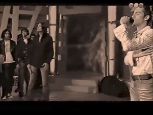 DAVID BISBAL DIGALE Letras No ha podido olvidar mi corazón Aquellos ojos tristes Soñadores que yo amé La dejé por conquistar una ilusión Y perdí su rastro Y ahora sé que es ella Todo lo que yo buscaba Y ahora estoy aquí Buscándola de nuevo y ya no está Se fue Tal vez usted la ha visto Dígale Que yo siempre la adoré Y que nunca la olvidé Que mi vida es un desierto Y muero yo de sed Y dígale también Que sólo junto a ella puedo respirar No hay brillo en las estrellas Ya ni el sol me calienta Y esto