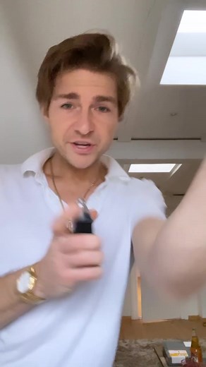 Spraying Fragrance On PULSE POINTS #jeremyfragrance #fragrancearmy #sotd #fragranceoftheday #fragrances #fyp #allwhite #nichefragrances