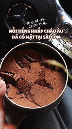 Friendship Bakery & Desserts on Instagram: "Hiện đã full order đến hết ngày 26, xin mời khách hàng PRE-ORDER TRƯỚC VÀ GIAO TỪ 27/07 khách iu ơiii ❤ 🍫🍴CHOCOLATE DREAM CAKE - CÙNG ĐẬP & THƯỞNG THỨC - Đ𝐚̣̂𝐦 𝐜𝐡𝐚̂́𝐭 𝐂𝐡𝐚̂𝐮 𝐀̂𝐮 𝟓𝟎𝟎+ 𝐧𝐚̆𝐦 - 𝐓𝐫𝐚̉𝐢 𝐧𝐠𝐡𝐢𝐞̣̂𝐦 đ𝐚̣̂𝐩 𝐛𝐮̀𝐧𝐠 𝐧𝐨̂̉ - 𝐓𝐫𝐮̛̃ đ𝐨̂𝐧𝐠 𝐦𝐚́𝐭 𝐥𝐚̣𝐧𝐡 𝟐 𝐭𝐮𝐚̂̀𝐧 - 𝐇𝐨̣̂𝐩 𝐭𝐡𝐢𝐞̂́𝐜 𝐬𝐚𝐧𝐠 𝐜𝐡𝐚̉𝐧𝐡 - Đ𝐚̂̀𝐮 𝐭𝐢𝐞̂𝐧 𝐭𝐚̣𝐢 𝐕𝐢𝐞̣̂𝐭 𝐍𝐚𝐦 Mở hộp, lấy thìa, đập mặt bánh rồi đập thật mạnh ở giữ