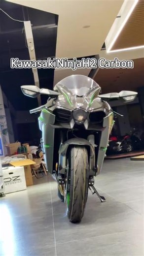 川崎H2 Carbon 速度猛兽登场 Kawasaki川崎H2 Carbon，生来便为打破常规。998CC直列四缸机械增压发动机，搭载川崎重工硬核技术，输出强悍动力，231匹，空气冲压介入可达242.7匹，峰值扭矩141.7N·m，加速凌厉，轻松冲破风阻。高拉力钢管编织车架，刚性出众，高速稳定、过弯精准；搭配轻量化五星轮毂，操控响应更为直接。Brembo Stylema高性能卡钳，制动线性，掌控随