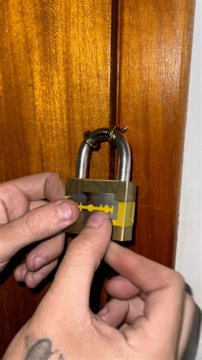 20K views · 46 reactions | Put a razor blade in the padlock and never struggle again The simple trick that opens even stubborn locks with ease! #USA #DIYHack #PapainhaTips | Experts DIY | Facebook