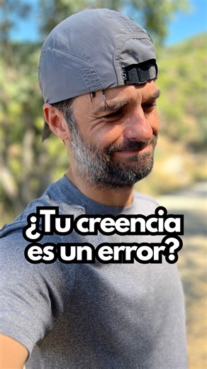 🧠 ¿Y si lo que crees es un error? Para alguien, puede que estemos equivocados. No importa qué digamos o hagamos, siempre habrá personas que piensen que estamos en el error. Escuchar feedback es importante, pero ¿hasta que punto la voz de los demás es “la verdad”? El verdadero desafío es encontrar el equilibrio. ¿Dónde ponemos el centro? Me gusta una frase de Carl Rogers que dice “mi experiencia es mi máxima autoridad”. Y es cierto que tu propia percepción puede ser ilusoria… pero eso no implica