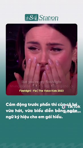 Cô bé Fia biểu diễn ca khúc Flashlight ấn tượng