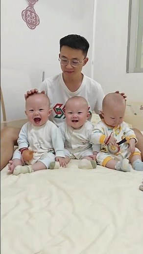 Dad Enjoying a Sweet Moment with His Adorable Triplets 🥰💙 #triplets #dadwithtriplets #fatherhood