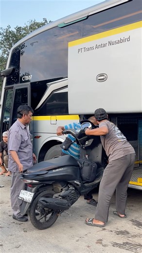 Tutorial memasukkan sepeda motor ke dalam bagasi jumbo bus 😱 #trunks #luggage #luxurybus