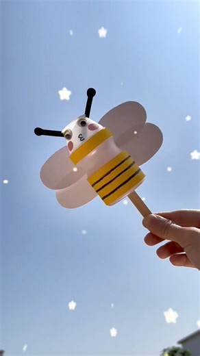 6.4K views · 31 reactions | Title: "DIY Little Bee Craft Using a Small Bottle: Fun Parent-Child Activity" Hashtags: #ParentChildHandicraft #HandmadeDIY #KindergartenHandicraft #ChildHandicraft #EnvironmentalCrafts #CraftingWithKids | paper craft ideas | Facebook