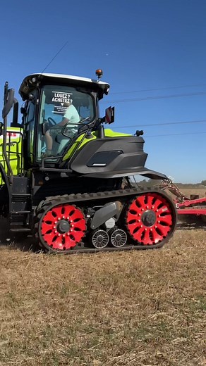 De la chenille ! 🥰 #claas #terratrac #dechaumage #moisson #harvest #pourtoi #foryou