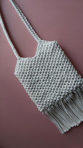 Macrame • Handmade • Tutorial • Fiber Arts on Instagram: "DIY Macrame Tote Bag✨ Made by tie alternating endless fall knot for the body part and round 4-braid knot for the strap. It’s a reversible bag; with or without fringes and different texture and pattern on each side. Working on the tutorial video, and will upload the full vide on our YT channel. The link on bio✨ . . . #macramephonebag #macramebag #macramebottleholder #macramebottleholder #macramewallhanging #macramelove #macramepouch #macra