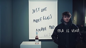 La penna di Pietro Terzini riempie il foglio bianco dell'etichetta Tramari: così prende vita il nuovo capitolo TramArt. -> https://sanmarzano.wine/tramart/pietro-terzini/ | San Marzano Wines