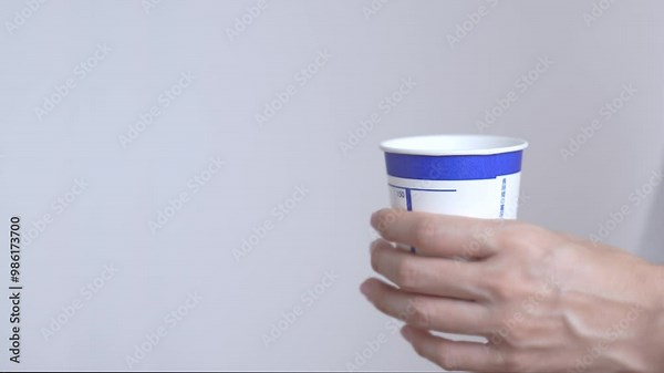 health check, hospital examinations, regular health check-ups, etc. Person holding a urine test cup. 健康診断、病院の検査、定期健診など。検尿カップを持つ人 Stock Video