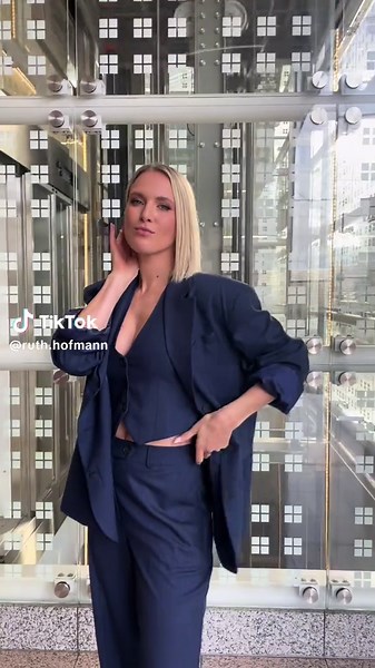 Ruth Hofmann's Suit Style on Doppelpass