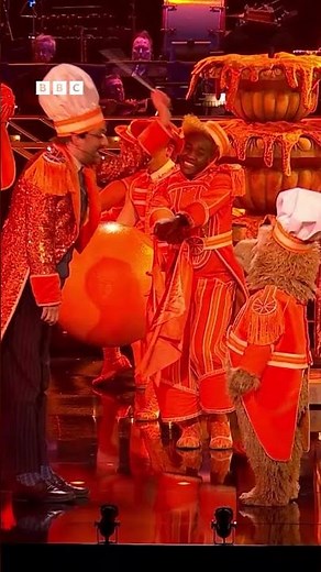 Paddington performs Marmalade 🍊 #OlivierAwards