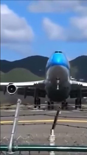 KLM 747 Uses Entire Runway for Epic Takeoff at St. Maarten