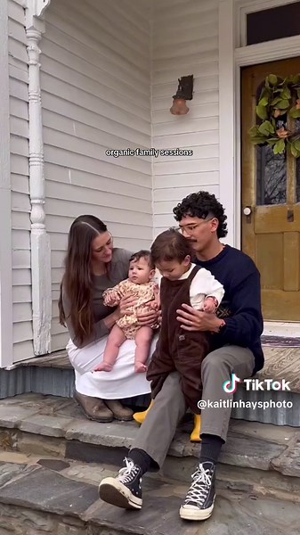 Family sessions that are: organic, fun loving, real, full of laughter. 🤍 #familyphotos #familyphotoshoot #photographer