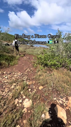 Did we find a Pirates Grave in the Bahamas? 🤔 🏴‍☠️ 🇧🇸 #piratesofthecaribbean #piratedescaraibes #historytok #traveltiktok #thebahamas