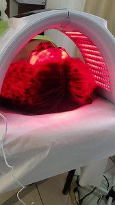 PHOTOTHÉRAPIE LED La photothérapie par lumière LED est un traitement de stimulation par la lumière froide (photomodulation), qui permet le traitement de nombreux problèmes cutanés. chaque couleur a sa fonction. Par exemple, nous utiliserons le rouge et le jaune dans le traitement anti-âge et le bleu pour favoriser la cicatrisation. L’action des LED ne produit pas de chaleur comme un laser. On parle de lumière froide ou de photomodulation. L’objectif est de favoriser l’oxygénation des tissus et s