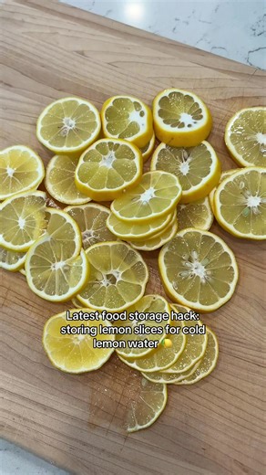 Slice your lemons and freeze in a compostable zipseal bag so you can have crispy, cold lemon water whenever you’d like 🍋💚 #lemonwater #foodstorage #lemonwater #lowtox #freezerbag