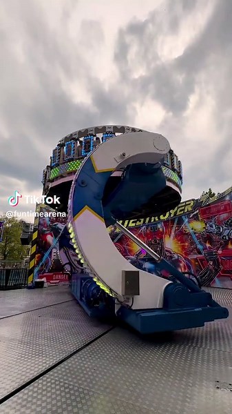 Extremes Fahrgeschäft Destroyer auf der Kirmes in Tilburg